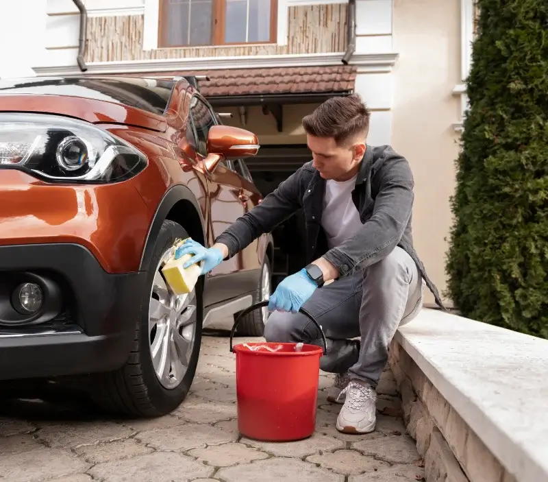 Lavage auto à domicile Montilliers : professionnel intervenant sur un véhicule